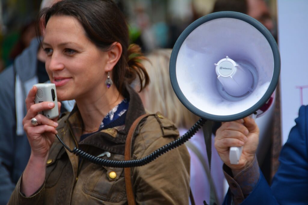 Contact met een megafoon tijdens een demonstratie